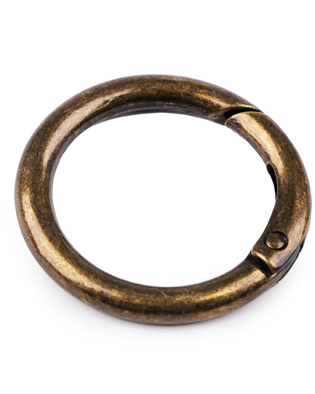 Metal ring with clasp