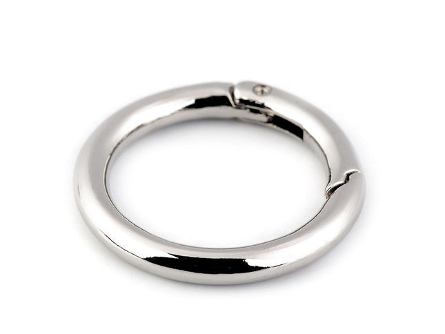Metal ring with clasp