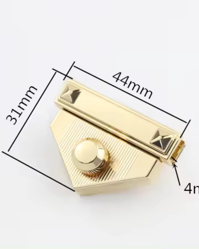 Gold triangle-shaped bag lock with detailed measurements – 44 mm wide, 31 mm high, and 4 mm thick